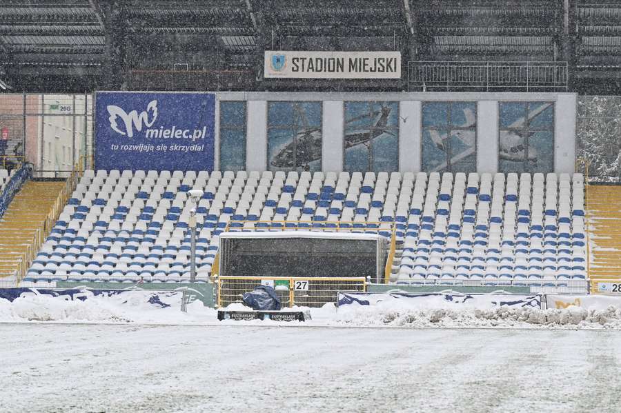 Organizatorzy meczu w Mielcu przegrali z zimą. Spotkanie Stali z ŁKS-em przełożone