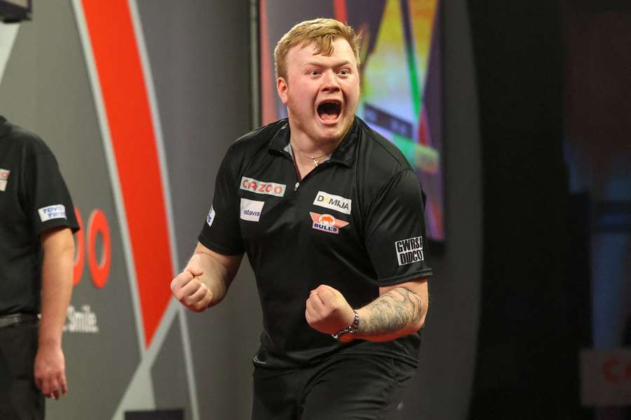 Gawlas při své premiéře na MS v šipkách v roce 2022.