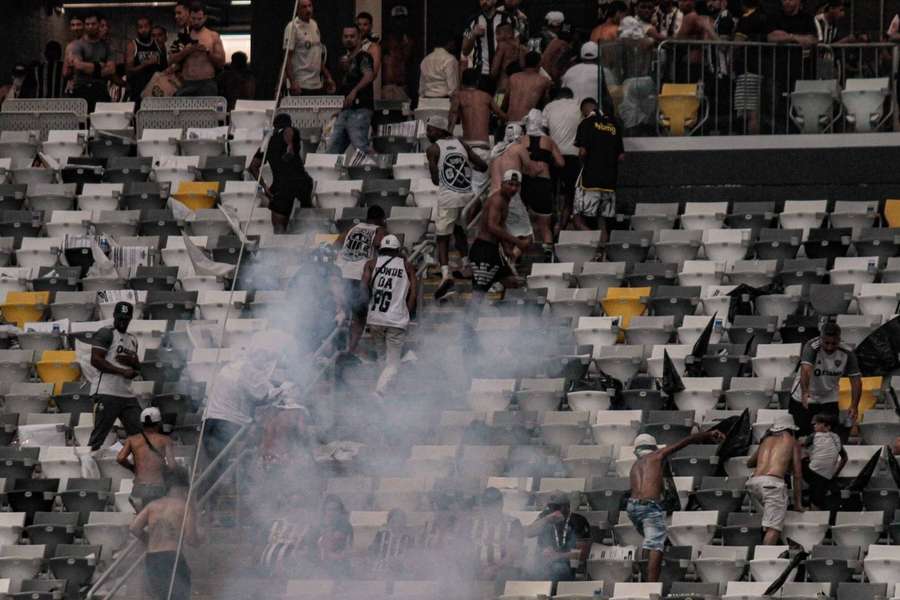 Cenas foram vistas por todo o Brasil e mancharam a decisão da Copa do Brasil