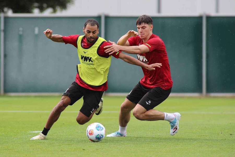 Mert Kömür (r.) und Alexis Claude-Maurice im Training des FC Augsburg Mert Kömür (r.) und Alexis Claude-Maurice im Training des FC Augsburg