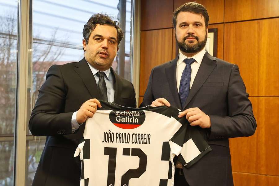Vítor Murta, presidente do Boavista, ofereceu camisola a João Paulo Correia, secretário de Estado