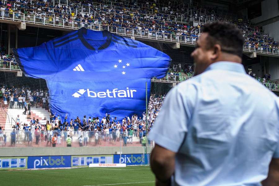 Ronaldo em apresentação do novo patrocínio máster do Cruzeiro no Independência