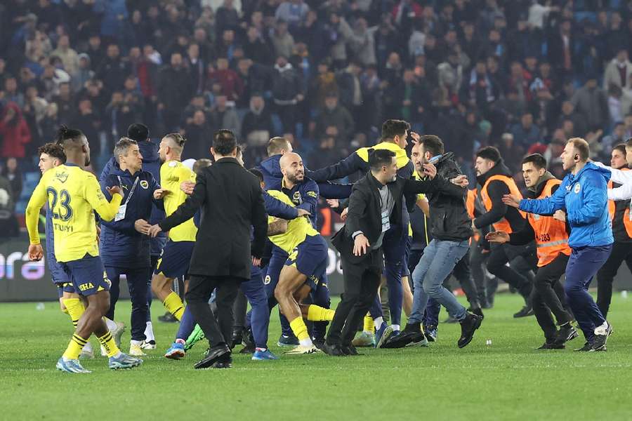 I tifosi del Trabzonspor e i giocatori del Fener sono stati coinvolti in una rissa di massa