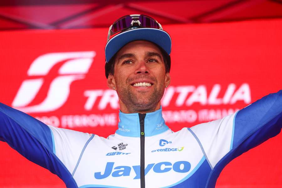 Michael Matthews bejubelt seinen Sieg bei der 3. Giro-Etappe 2023.