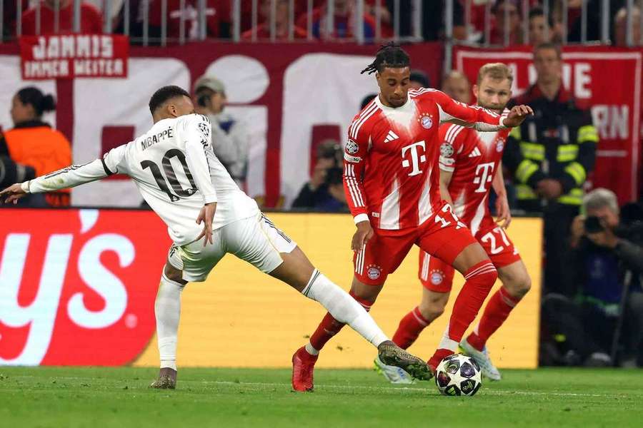 Michael Olise, în duel cu Kylian Mbappe, în timpul duelului Bayern - Real Madrid din Liga Campionilor