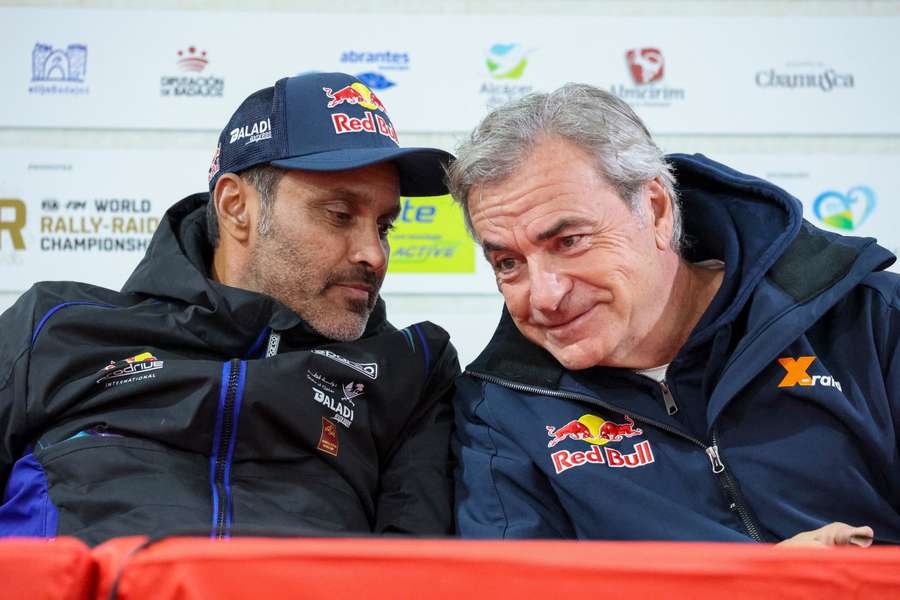 Nasser Al-Attiyah (I) y Carlos Sainz (D)