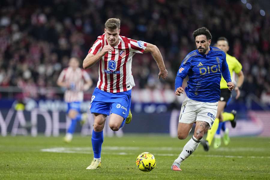 Alexander Sørloth y David Cosas pugnan por el balón en el partido entre Atlético de Madrid y Oviedo de la primera vuelta