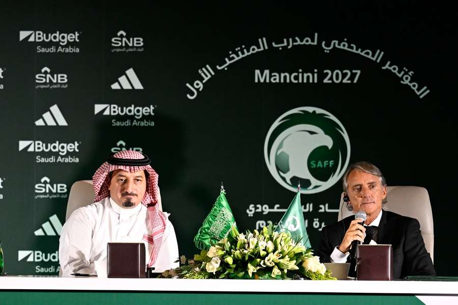 Der saudische Verbandspräsident Yasser Al Misehal (l.) bei der Präsentation von Nationaltrainer Roberto Mancini (r.).