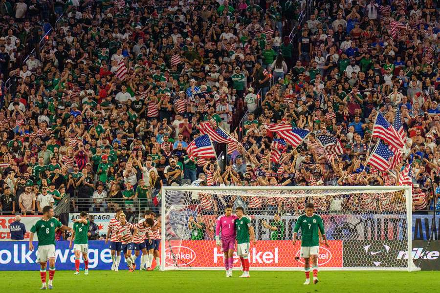 Estados Unidos goleiam o México sem oposição