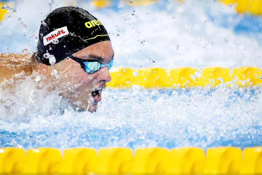 Nyls Korstanje zwemt naar halve finale op 100 meter vlinder; exit Marrit Steenbergen