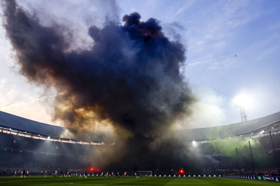 Feyenoord - Ajax al na 21 seconden stilgelegd vanwege (te) veel vuurwerk en rook