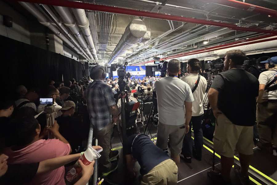 A estrutura da coletiva de imprensa improvisada no Mercedes-Benz Stadium, em Atlanta A estrutura da coletiva de imprensa improvisada no Mercedes-Benz Stadium, em Atlanta