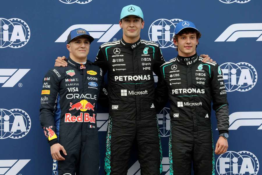 George Russell de la Mercedes după calificări, alături de Andrea Kimi Antonelli de la Mercedes, locul doi, și Isack Hadjar de la Red Bull, locul trei