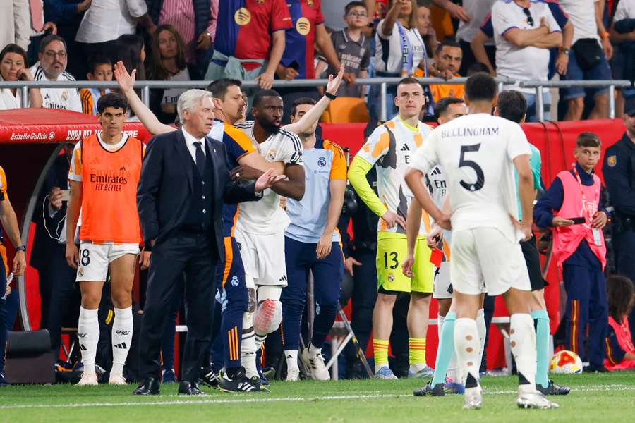 Rüdiger, sujetado desde el banquillo para intentar evitar su disputa contra el árbitro