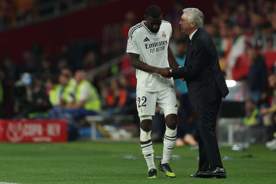 Antonio Rudiger con Carlo Ancelotti dopo esser stato sostituito