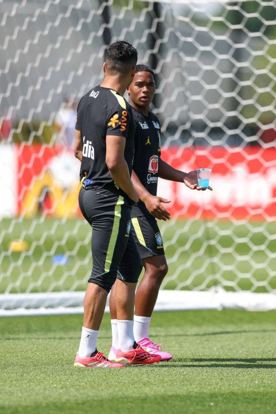 Casemiro e Endrick conversam na chegada ao treinamento da Seleção Brasileira