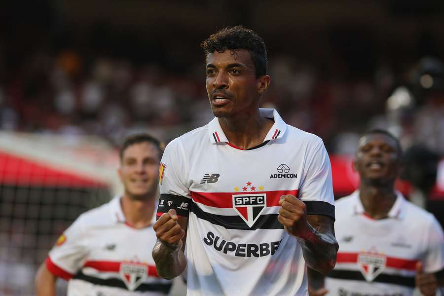 Luiz Gustavo fez o único gol do jogo