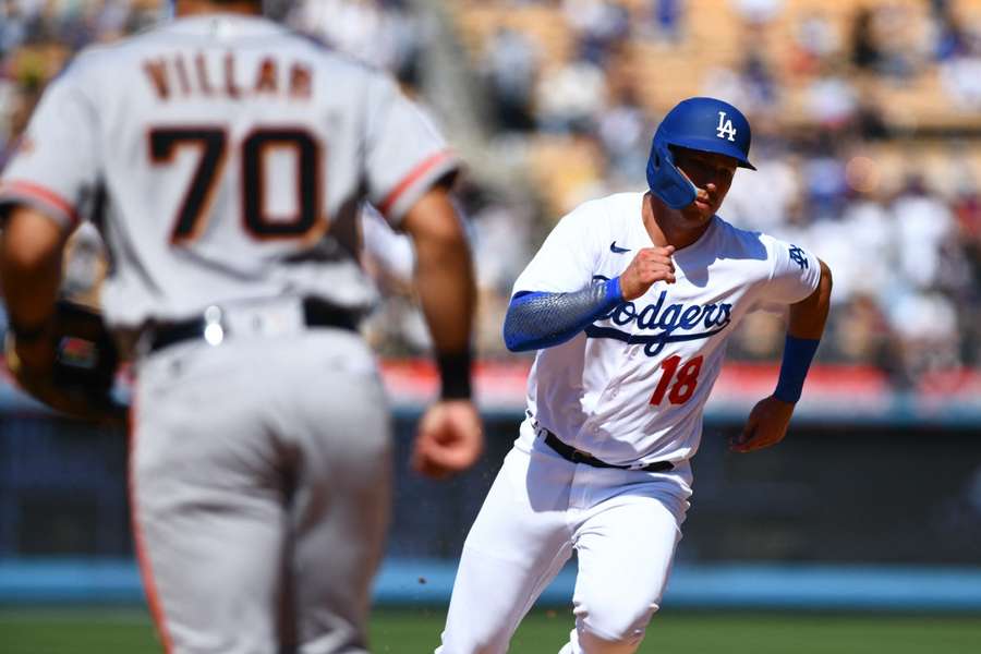 Dodgers' Jake Lamb runs home