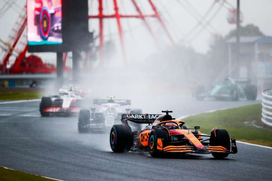 Um dos incidentes aconteceu na segunda volta da corrida, depois que Carlos Sainz (Ferrari) bateu e abandonou a prova