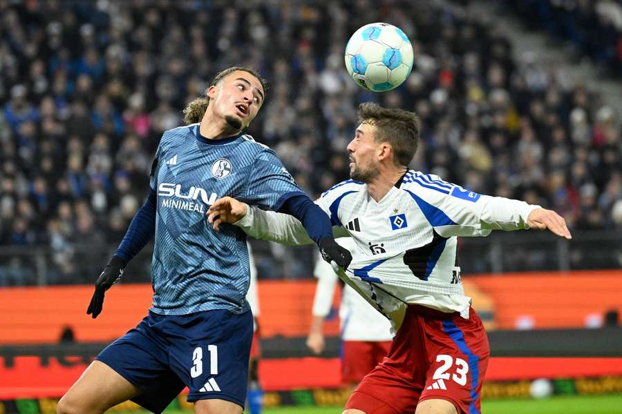 Bulut und Meffert im Kopfballduell.