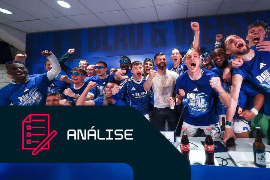 Jogadores do Schalke comemoram a promoção à Bundesliga