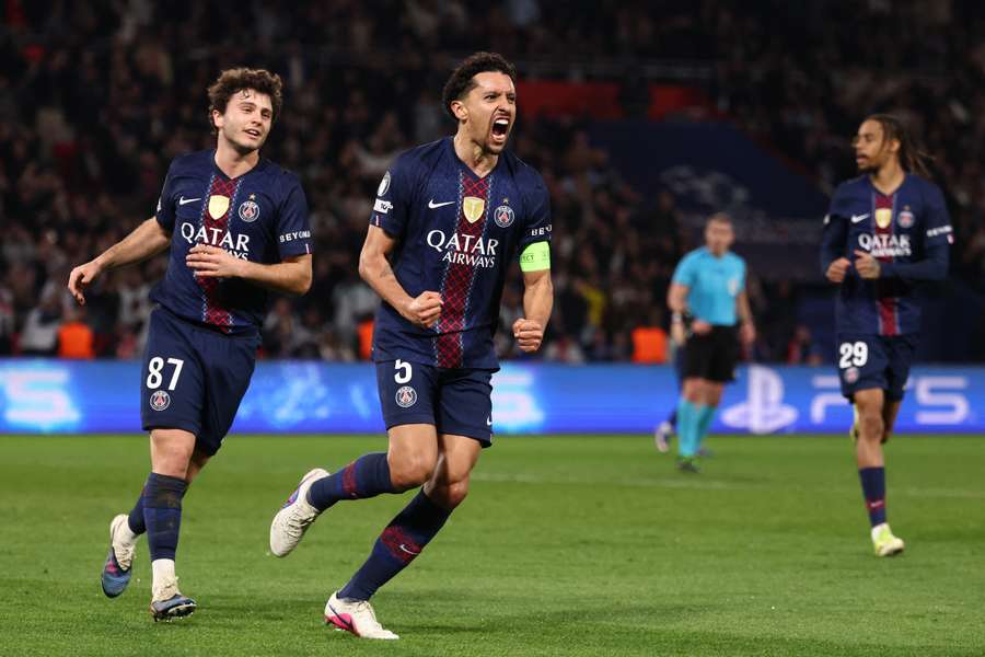 Marquinhos (PSG) célèbre après avoir inscrit le premier but de Paris lors du barrage retour de Ligue des champions face à Monaco, le 25 février 2026 au Parc des Princes.
