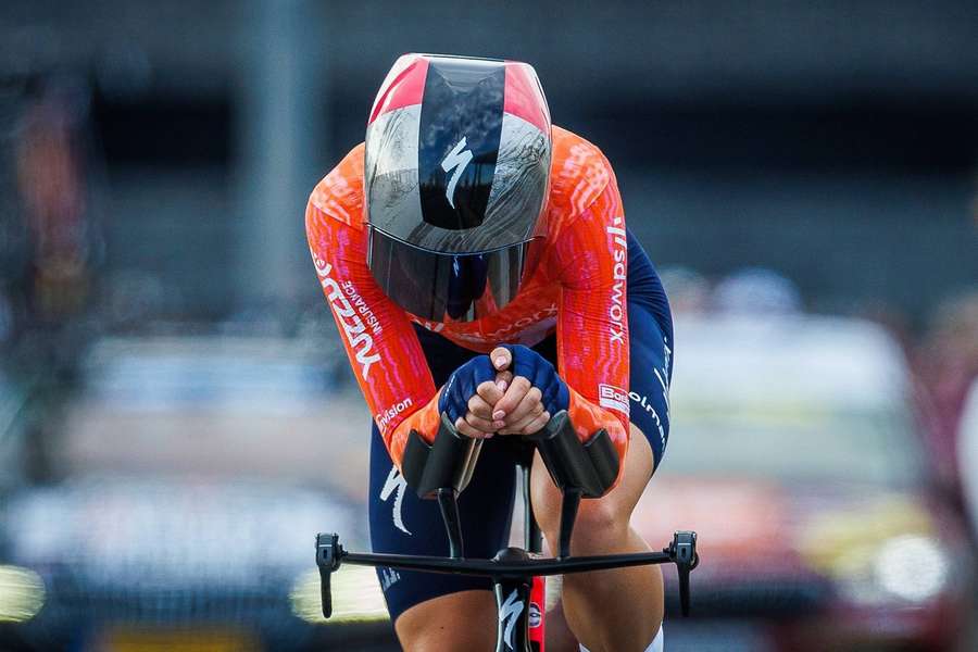 Demi Vollering in acton during the time trial