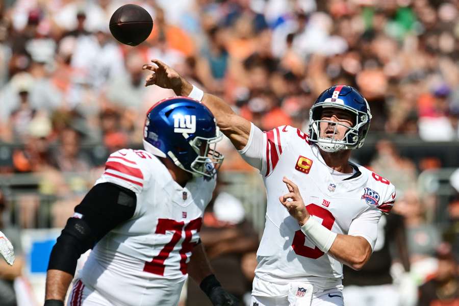 Il quarterback dei New York Giants Daniel Jones lancia un passaggio durante il primo quarto contro i Cleveland Browns all'Huntington Bank Field