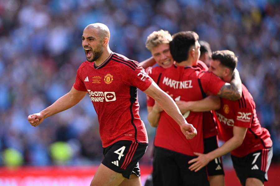 Sofyan Amrabat festeja após a vitória do Manchester United na Taça de Inglaterra