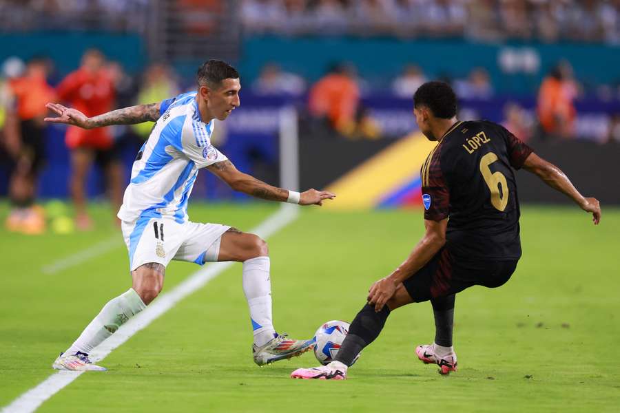 Lopez i duel med Angel di Maria for Peru.