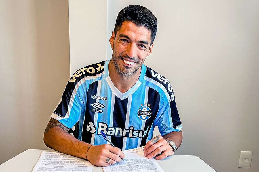 Luis Suarez nowym piłkarzem Gremio Porto Alegre Luis Suarez nowym piłkarzem Gremio Porto Alegre