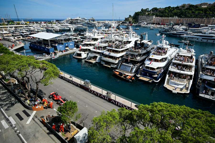 Charles Leclerc fährt über den Hafen in Monte-Carlo.