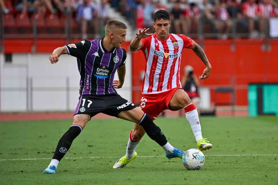 Stipe Biuk z Realu Valladolid i Marcos Luna z Almerii podczas meczu LaLiga Hypermotion rozegranego na stadionie w Almerii. Stipe Biuk z Realu Valladolid i Marcos Luna z Almerii podczas meczu LaLiga Hypermotion rozegranego na stadionie w Almerii.