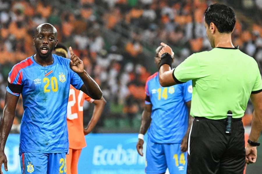 Ibrahim Mutaz reprenant Yoane Wissa lors du match opposant la République Démocratique du Congo à la Côte d'Ivoire.