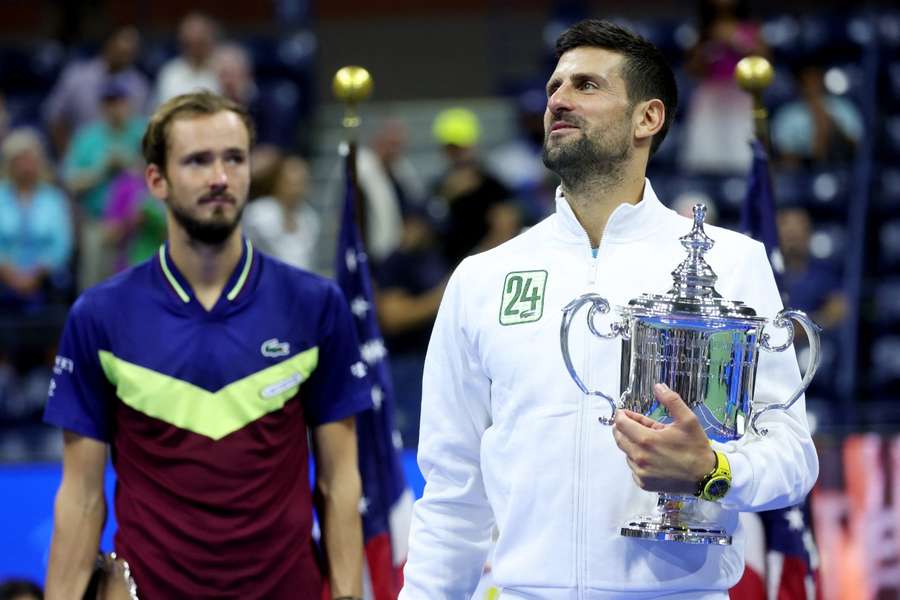 Djokovic slog Medvedev i tre sæt Djokovic slog Medvedev i tre sæt