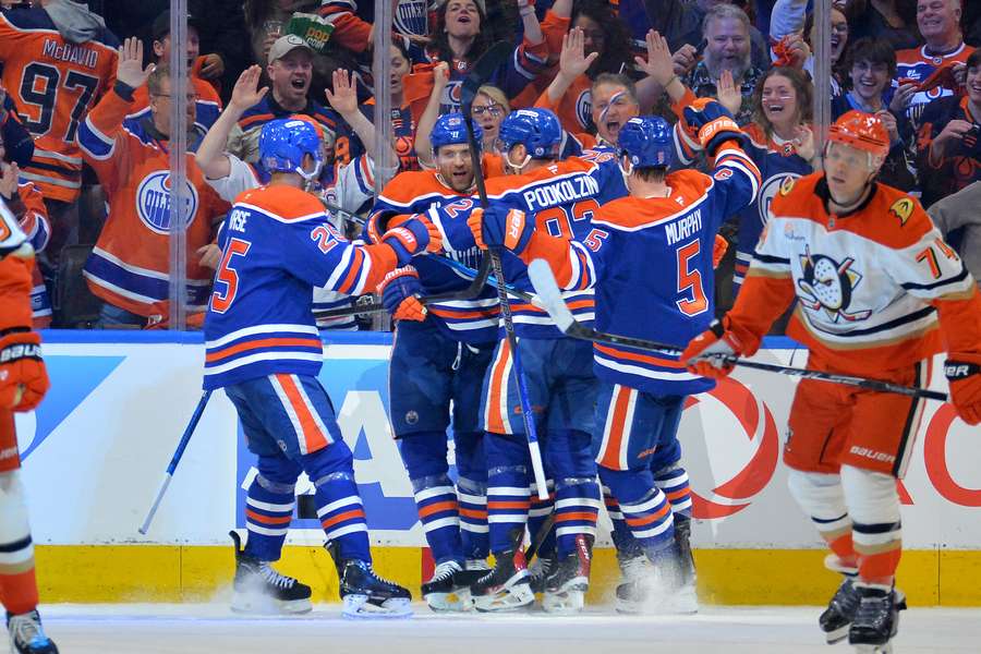 Die Oilers jubeln mit Draisaitl (2.v.l.).