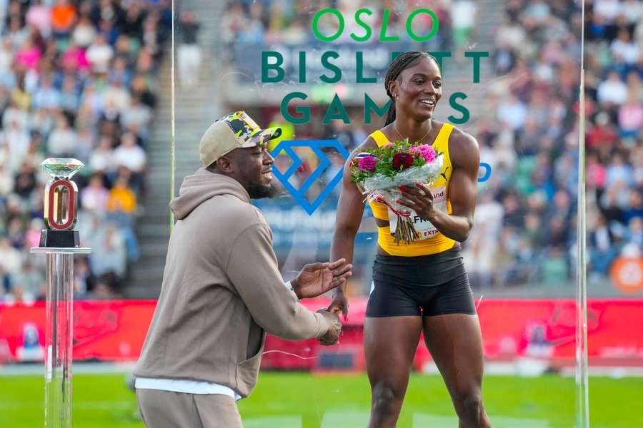 Alfred, junto a Bolt.