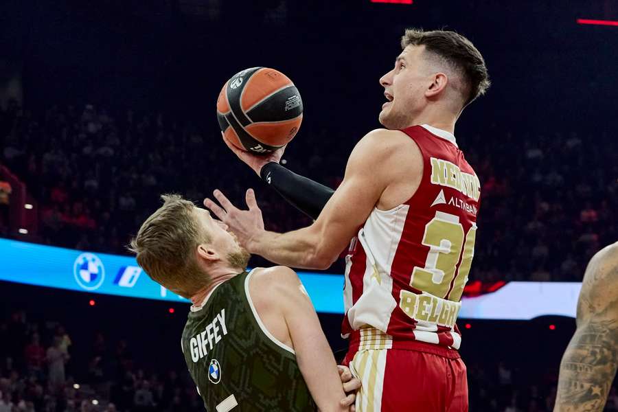Giffey (l.) im Duell mit Belgrads Nemanja Nedovic (r.)