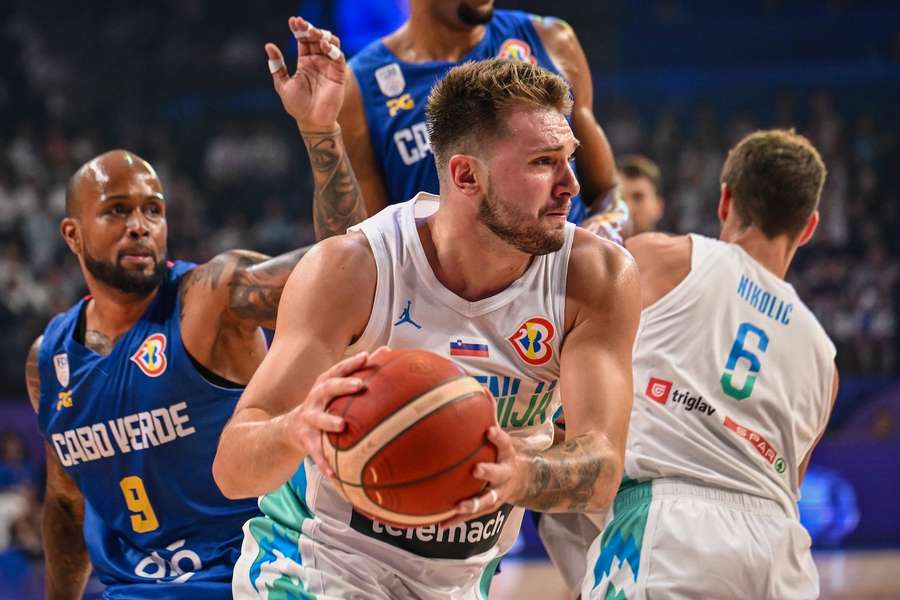 Sloweniens Luka Doncic nicht zu stoppen - führt sein Team in die Zwischenrunde der Basketball-WM 2023.