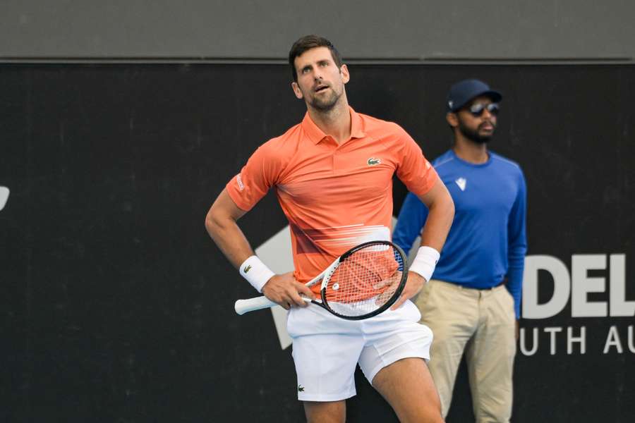 Djokovic får varm velkomst men taber første kamp i Australien siden udvisning