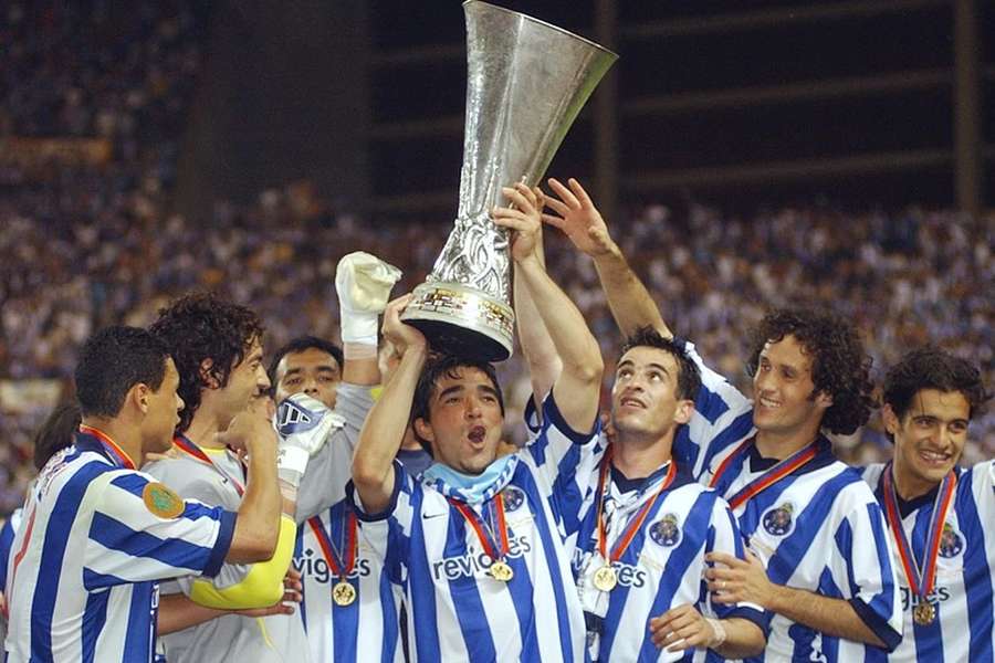 Os jogadores do FC Porto com a Taça UEFA