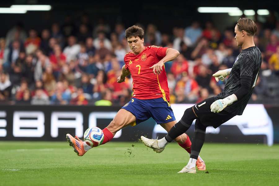 Gonzalo García, a punto de quitarle el balón al portero finlandés, Jantunen