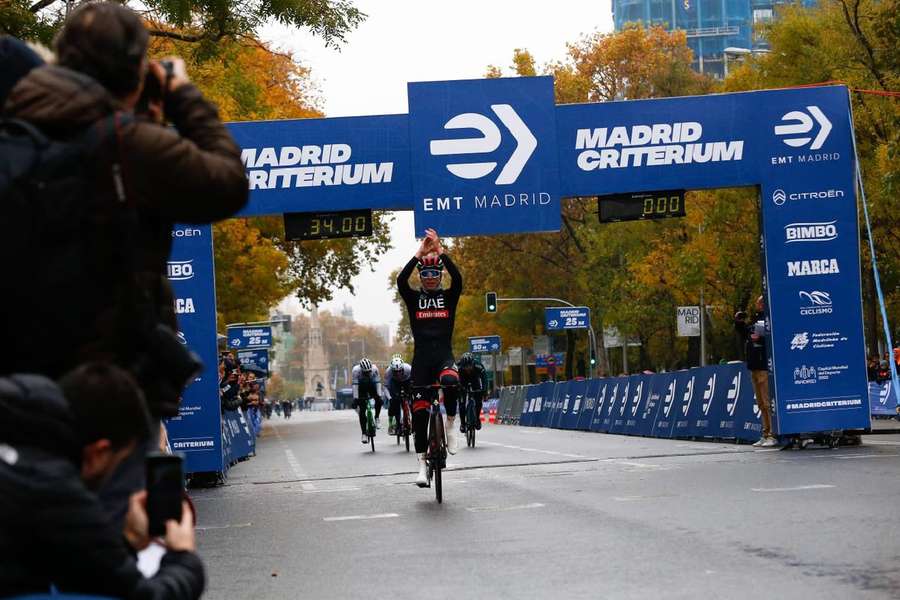 Tadej Pogacar, entrando en línea de meta del I Criterium Ciclista de Madrid