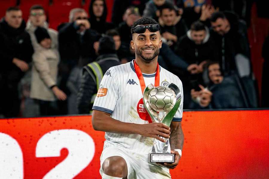 Tiago Nani posa com o troféu Tiago Nani posa com o troféu