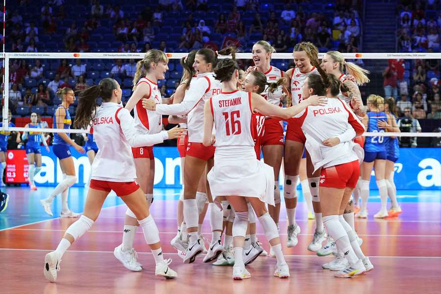 Polki świętują zwycięstwo w ćwierćfinałowym meczu Mistrzostw Europy przeciwko Holandii w Stambule, Turcja, 3 września 2026 roku.