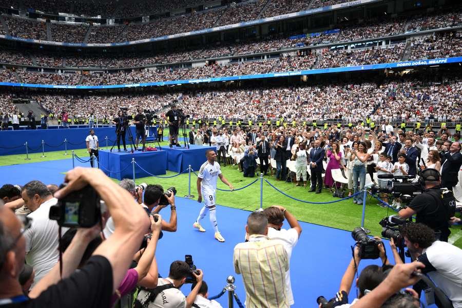 O camisa 9 no estádio lotado