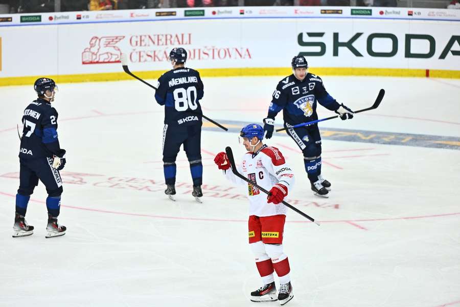 Červenka slaví gól v síti Finska. Červenka slaví gól v síti Finska.