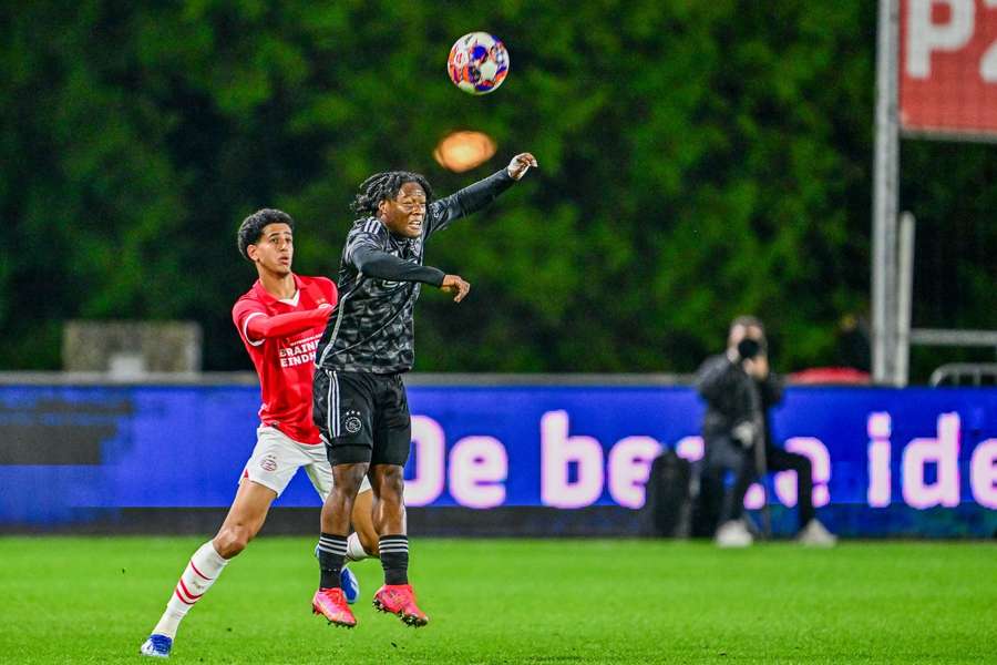 Jong PSV's Mohamed Nassoh en Jong Ajax' Raphael Sarfo in duel tijdens de vorige ontmoeting op 15 december 2023