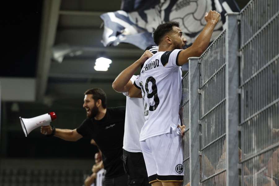 Belhadj ouderwets de hekken in na zijn goal in verlenging