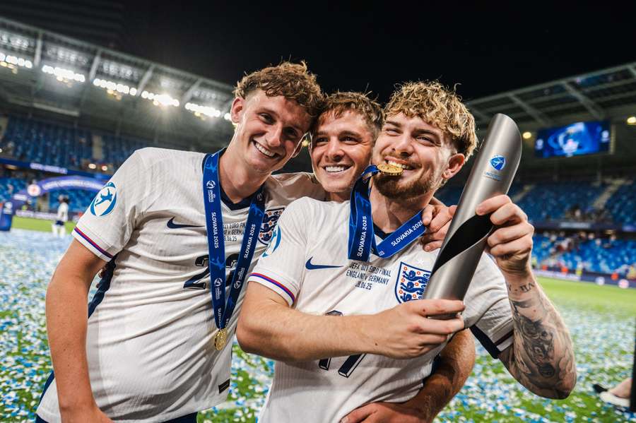 Elliott získal zlatú medailu aj individuálnu trofej. Elliott získal zlatú medailu aj individuálnu trofej.
